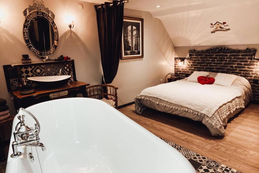 Appartement Romantique Parisien, Baignoire Retro Au Pied Du Lit ブローニュ・シュル・メール エクステリア 写真